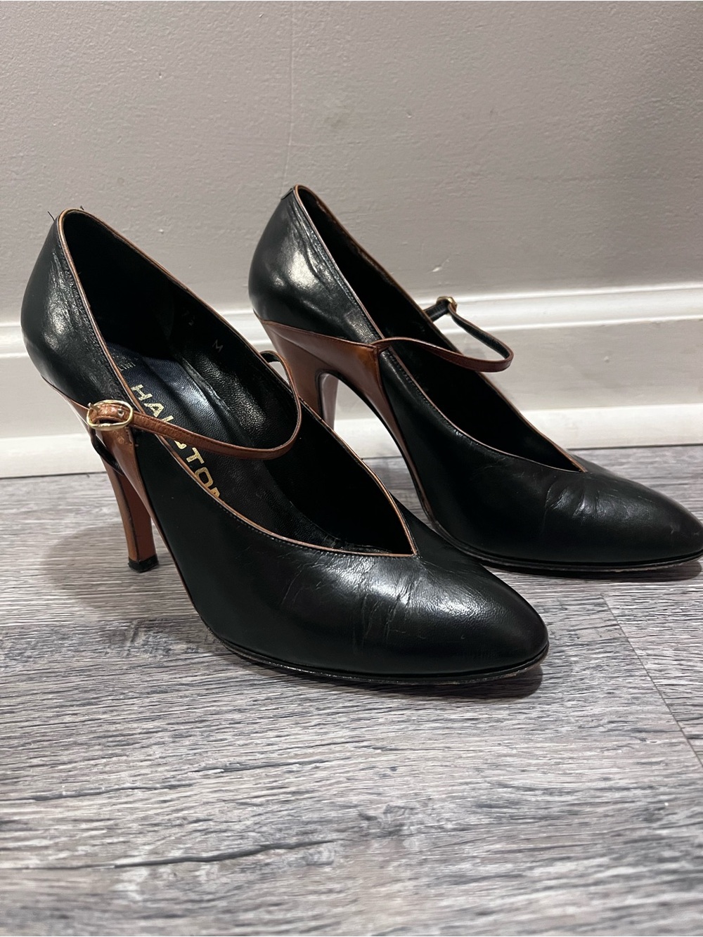 RARE Vintage Halston black and cognac leather ankle strap heels in a two-tone - Picture 4 of 10